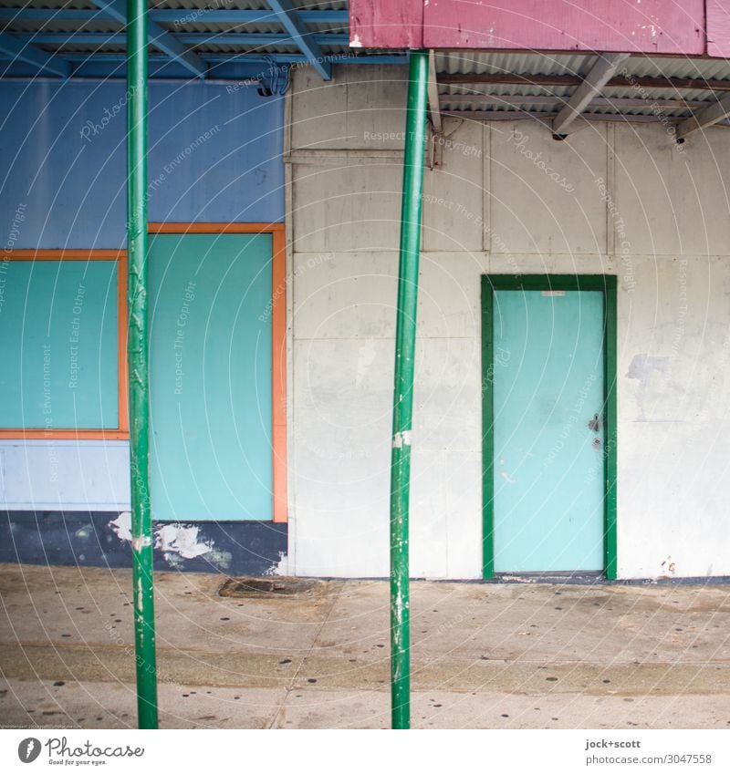 Doors closed at present Stil exotisch Holzhaus Wand Tür Vordach Eisenrohr Linie authentisch eckig einzigartig retro Ordnung Wege & Pfade Rahmen Neigung