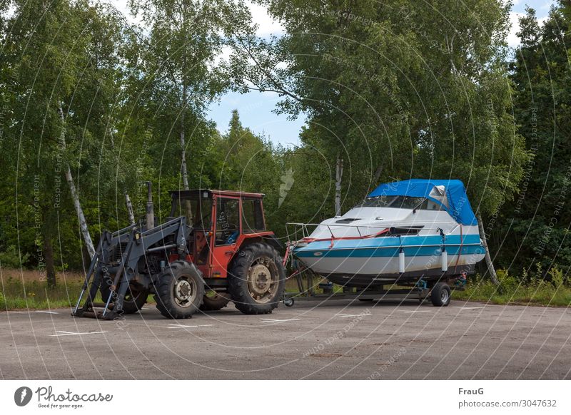 Gespann Ferien & Urlaub & Reisen Sommer Sommerurlaub Baum Birke Wald Verkehrsmittel Traktor Sportboot außergewöhnlich stark Parkplatz Schilder & Markierungen