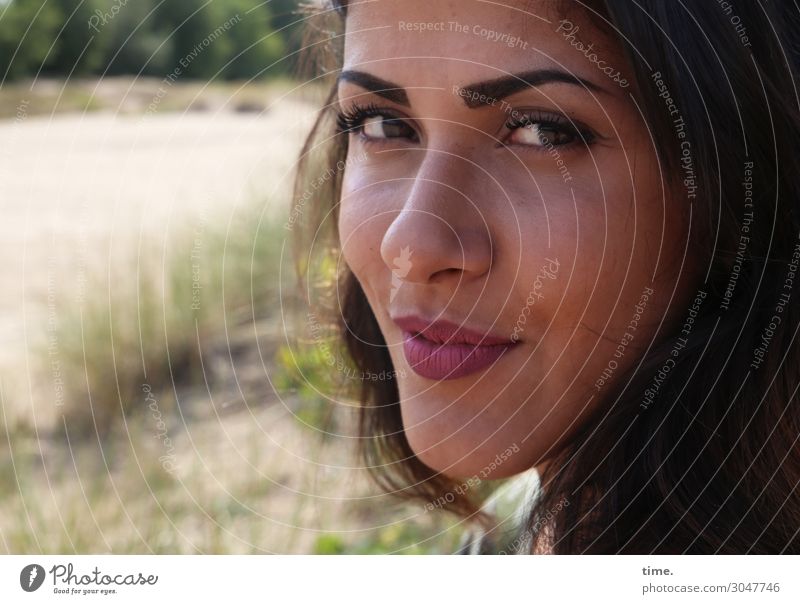 Estila feminin Frau Erwachsene 1 Mensch Sand Schönes Wetter Gras Wald brünett langhaarig beobachten Denken Lächeln Blick Willensstärke Wachsamkeit Neugier