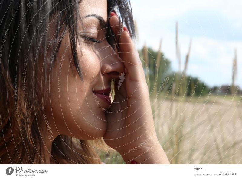 Estila feminin Frau Erwachsene 1 Mensch Sand Himmel Wolken Schönes Wetter Wiese brünett langhaarig festhalten Lächeln träumen Freundlichkeit schön Glück