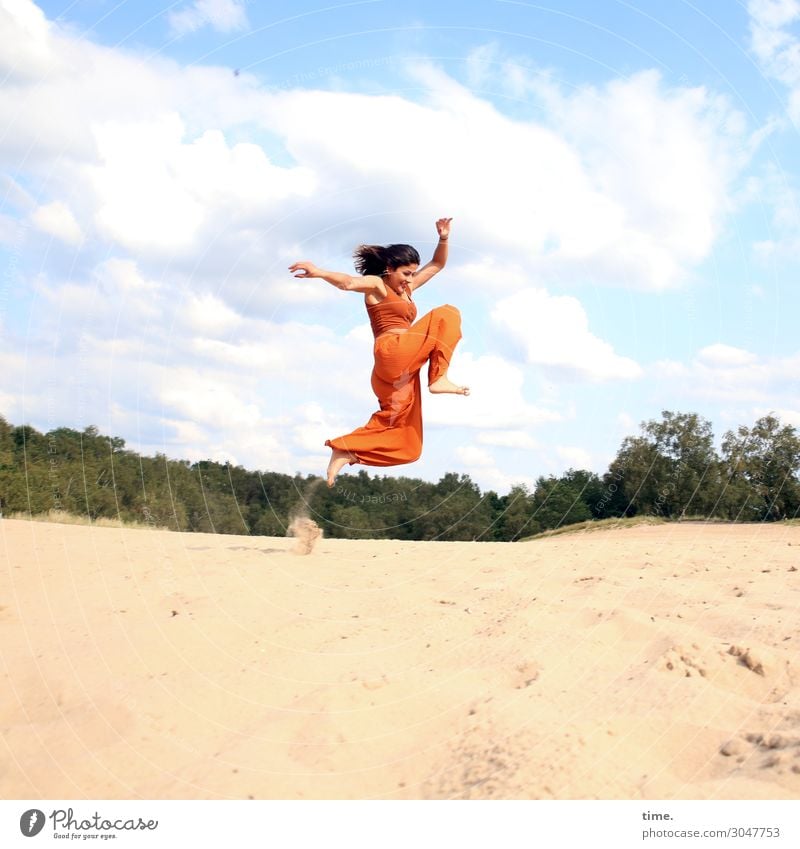 luftig | durchs Gelände feminin Frau Erwachsene 1 Mensch Natur Sand Himmel Wolken Horizont Schönes Wetter Wald Hemd Hose Barfuß brünett langhaarig Bewegung