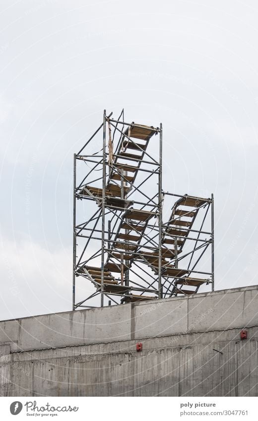 stairway to heaven Haus Hausbau Renovieren Stadt Stadtzentrum Menschenleer Bauwerk Architektur Mauer Wand Fassade Dach Hoffnung modern Vergänglichkeit