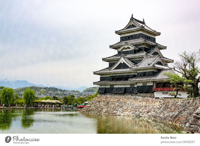 Matsumoto Castle Japan Kleinstadt Burg oder Schloss Bauwerk Gebäude Architektur Sehenswürdigkeit Wahrzeichen Tourismus japanische alpen Farbfoto Außenaufnahme