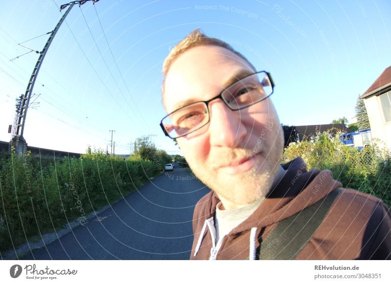 Fisheye Junger Mann mit Brille draußen Lifestyle Freizeit & Hobby Mensch maskulin Jugendliche Erwachsene Gesicht 1 18-30 Jahre Umwelt Natur Sonnenlicht Frühling