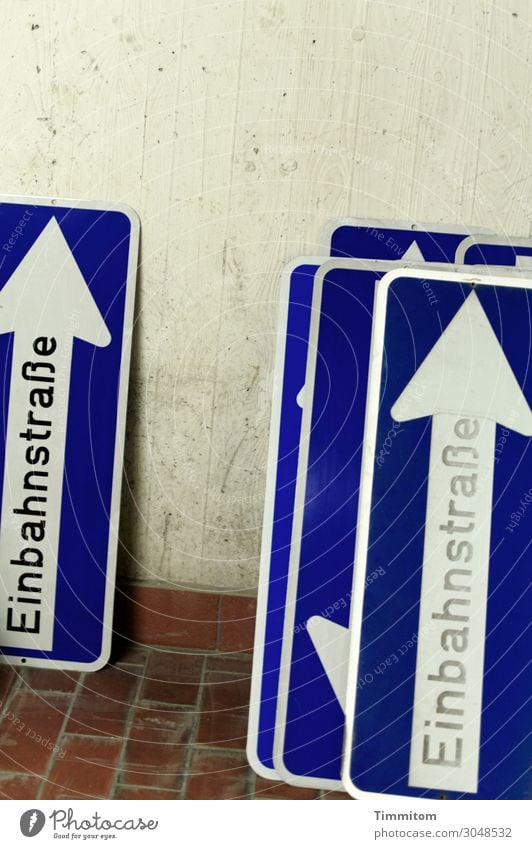 Einbahnstraßen Mauer Wand Lagerhalle Bodenbelag Verkehr Zeichen Schriftzeichen Schilder & Markierungen Verkehrszeichen warten blau Ordnung Beton Backstein