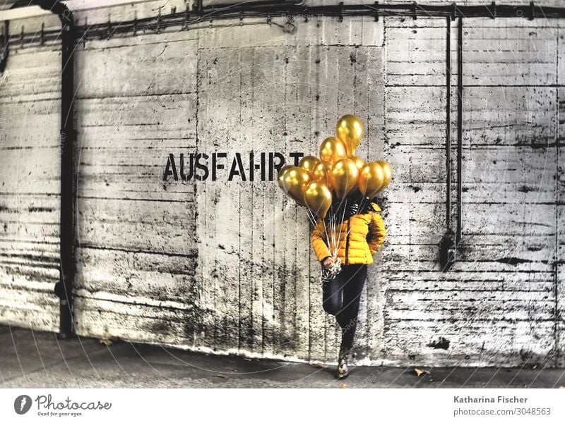 AUSFAHRT, goldene Aussichten, hier entlang Kunst stehen Coolness gelb schwarz weiß Tiefgarage Graffiti Luftballon Mensch Jacke Ballone Wand Mauer Garage