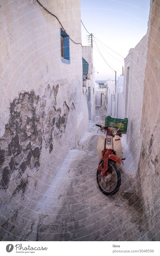 Transportmöglichkeit in der Altstadt Ferien & Urlaub & Reisen Tourismus Haus Griechenland Dorf Gebäude Mauer Wand Fassade Verkehr Verkehrsmittel Straße Motorrad