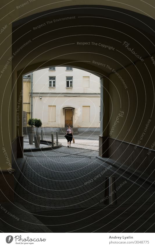 Eintrag Mensch Frau Erwachsene Stadt Altstadt Platz Tunnel Tor Gebäude Mauer Wand Stein Beton schön Farbfoto Außenaufnahme Detailaufnahme Tag Schatten