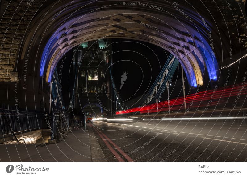 London bei Nacht Themse thames Tower Brücke bridge Stadt Verkehr traffic Bauwerk Straße street England Metropole Fluss river Konstruktion Stahlkonstruktion