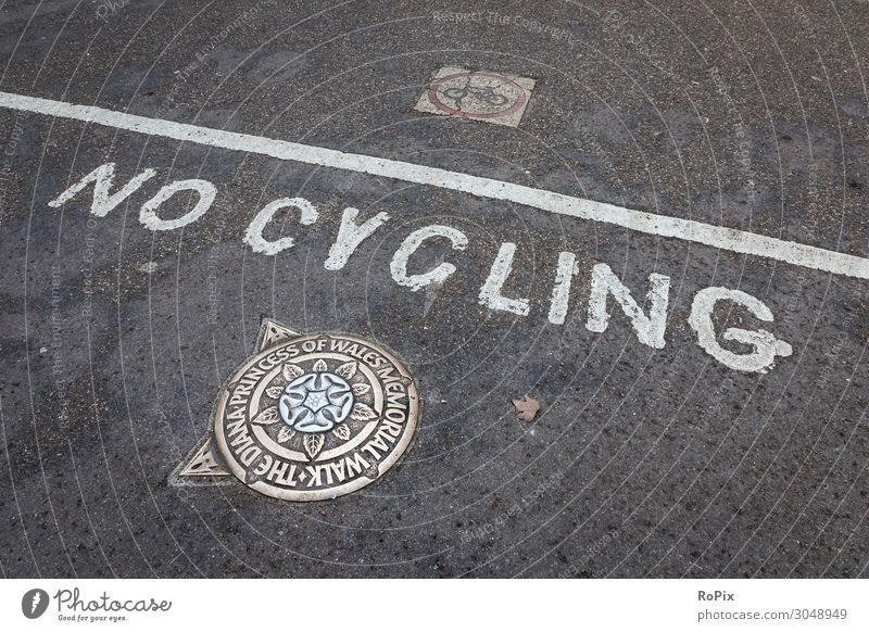 NO CYCLING Rad bike Fahrrad Straße Gehweg Verkehrsführung Verkehrssicherheit Verbundsteine Stadt urban Stadtansichten traffic Piktogramm Symbol Radweg bicycle