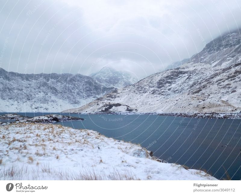 Llyn Llydaw am Fuße des Mount Snowdon (Wales) im Winter Schnee Winterurlaub Berge u. Gebirge wandern Umwelt Natur Landschaft Pflanze Urelemente Erde Wasser