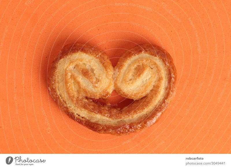 Blätterteigplätzchen auf farbigem Hintergrund Dessert Frühstück Tisch Menschengruppe Schmetterling Holz Kunststoff Herz frisch lecker braun Tradition