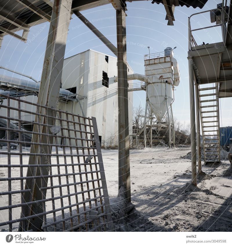 Blechlandschaft Fabrik Industrie Wolkenloser Himmel Schönes Wetter Industrieanlage Metall kompetent komplex Stabilität Silo Abfüllanlage Treppe Treppengeländer