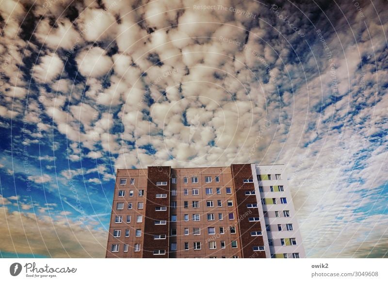 Wolkenkratzer Himmel Schönes Wetter Kolberg Kolobrzeg Polen Osteuropa Kleinstadt Stadtrand bevölkert Haus Hochhaus Mauer Wand Fassade Fenster hoch oben