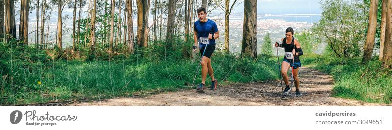 Junge Frau und Mann auf Spurensuche Abenteuer Berge u. Gebirge Sport Mensch Erwachsene Paar Natur Baum Wald Wege & Pfade authentisch Geschwindigkeit Müdigkeit