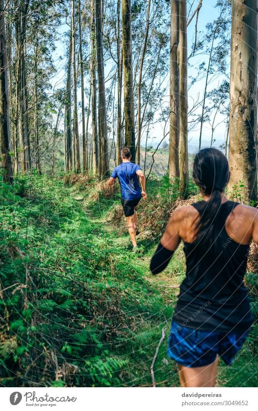 Junge Frau und Mann auf Spurensuche Lifestyle Abenteuer Berge u. Gebirge Sport Mensch Erwachsene Paar Natur Baum Wald Wege & Pfade Fitness authentisch