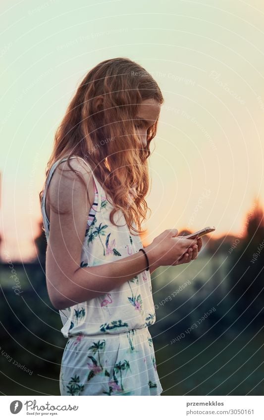 Junge Frau mit Handy lesen Sommer Garten Telefon Technik & Technologie Internet Jugendliche Erwachsene 1 Mensch 13-18 Jahre sitzen authentisch modern klug