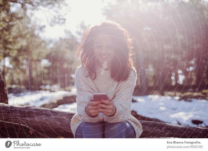 junge schöne Frau im Freien mit dem Handy Lifestyle Stil Erholung Freizeit & Hobby Ferien & Urlaub & Reisen Tourismus Ausflug Abenteuer Berge u. Gebirge Telefon