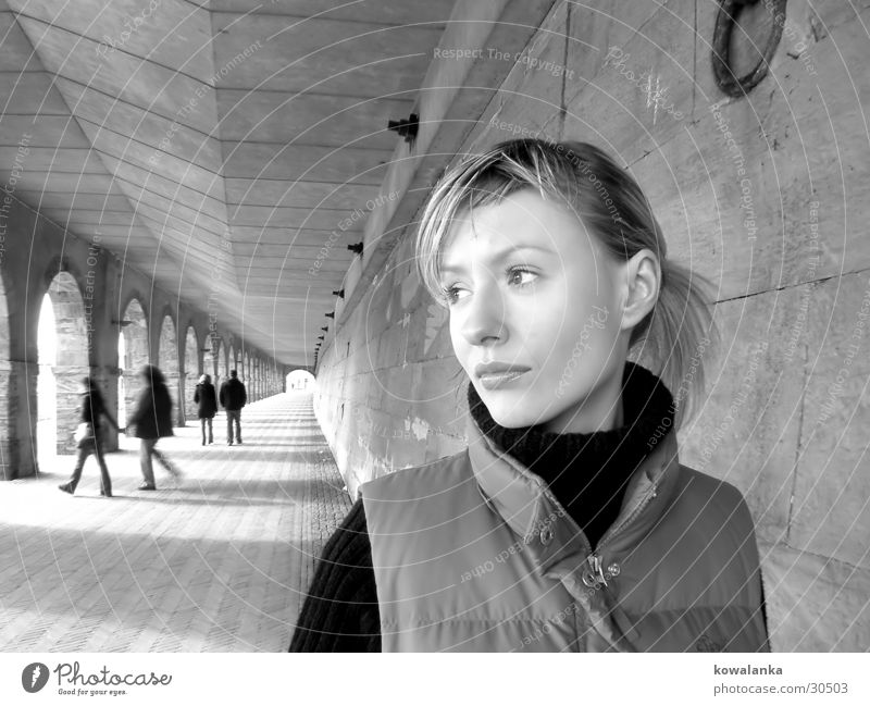 at the end of the tunnel Arkaden Weitwinkel grau Wand Tunnel Frau Denken Spaziergang Perspektive nachdenken arcade wide-angle perspective think walk Mauer