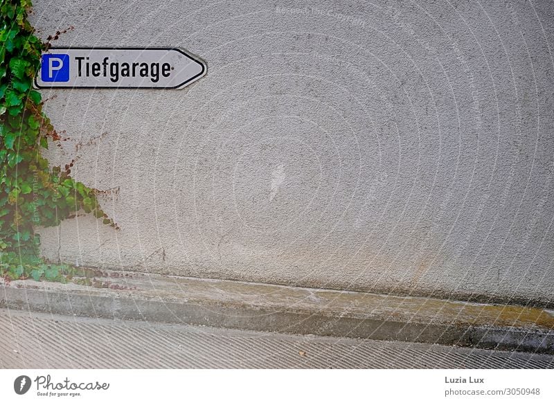 Tiefgarage, nach unten Stadt Menschenleer Parkhaus Mauer Wand Autofahren Beton Pfeil trist grau grün Sonnenlicht schmal Wilder Wein Ranke Gedeckte Farben