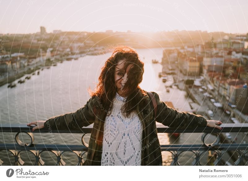 Junge schöne Frau, die auf der Brücke von Porto genießt. Lifestyle Glück Ferien & Urlaub & Reisen Tourismus Sommer Sonne Mensch Erwachsene Fluss Skyline Gebäude