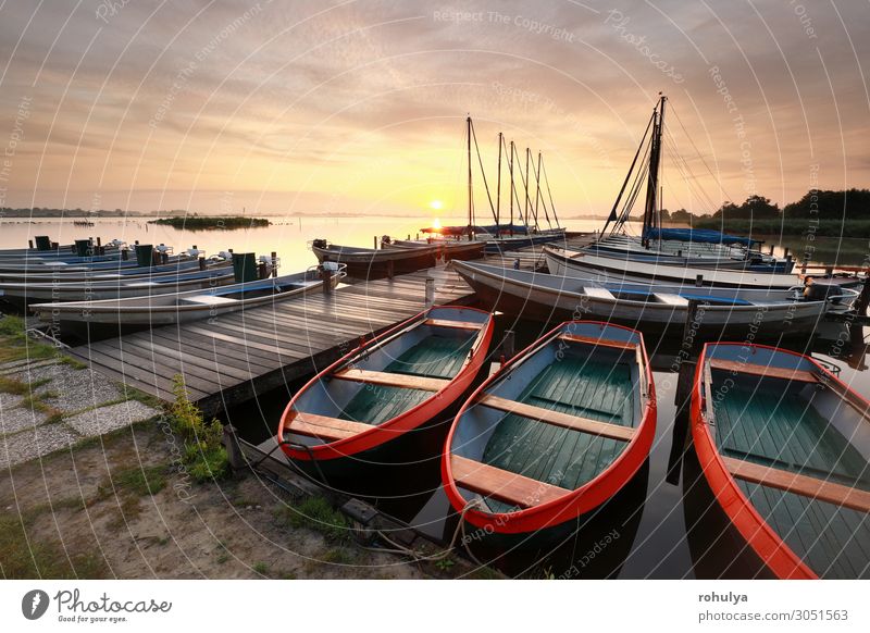 schöner Sonnenaufgang über dem See mit Pier und Yachten ruhig Ferien & Urlaub & Reisen Segeln Natur Landschaft Wasser Himmel Wolken Schönes Wetter Jacht