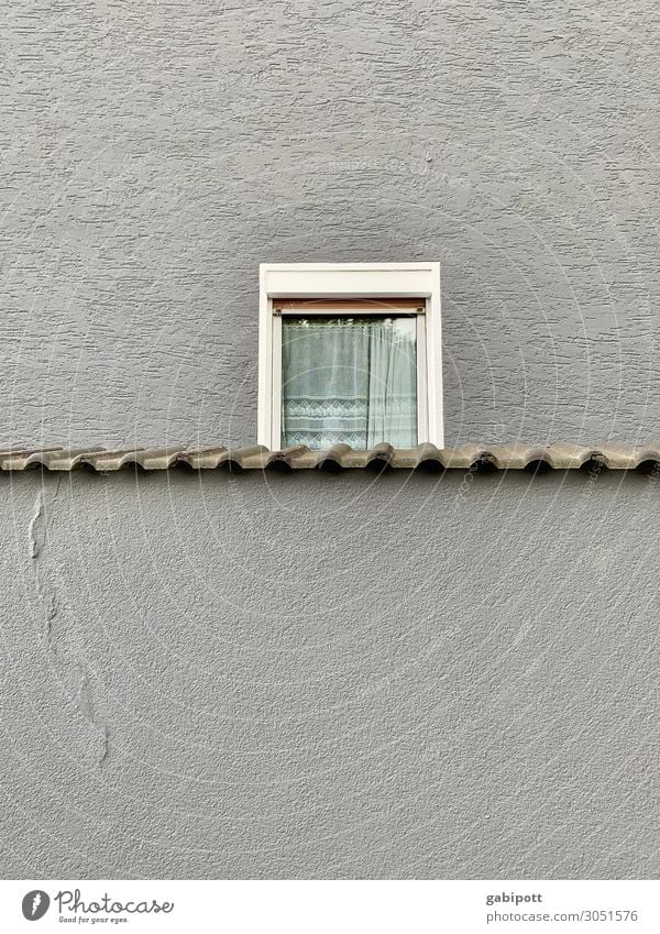 2/3 Fenster Altstadt Haus Mauer Wand Fassade Dach alt trashig trist Stadt Lebensfreude Mitgefühl Ordnungsliebe Langeweile Perspektive Stimmung Symmetrie