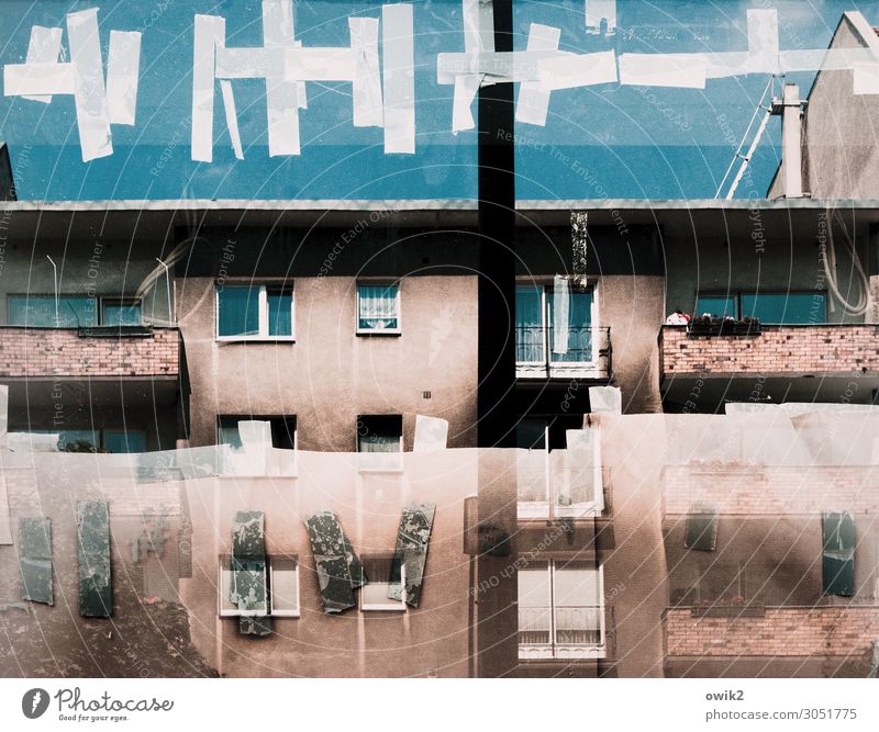 Bilderrätsel Wolkenloser Himmel Berlin Hauptstadt Stadtzentrum Haus Mauer Wand Fassade Balkon Fenster Dach Gardine Schaufenster Klebeband Rest Glas