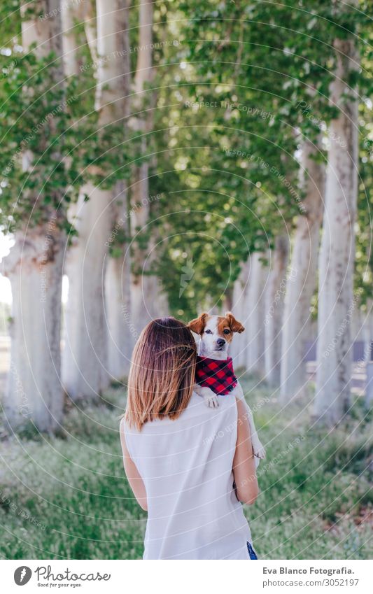 junge schöne Frau, die ihren süßen kleinen Hund auf der Schulter hält. Lifestyle harmonisch Freizeit & Hobby Ferien & Urlaub & Reisen Sommer feminin Junge Frau