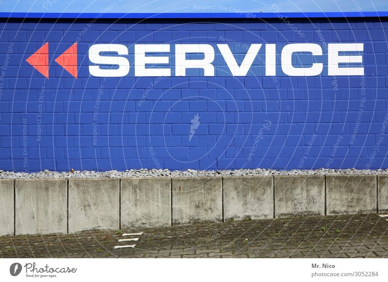 Service gefällig ? Stadt Industrieanlage Gebäude Mauer Wand Fassade Wege & Pfade blau rot weiß Betonplatte Dienstleistungsgewerbe Schilder & Markierungen