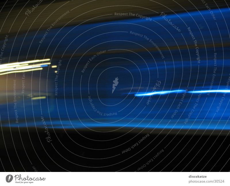 Blaues Licht in der Nacht Langzeitbelichtung blau Bewegung Beleuchtung