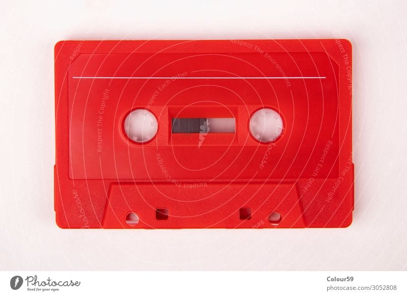 Rote Musikkassette Lifestyle Kunststoff retro rot Nostalgie Audio altehrwürdig 80s blank analogue dance isolated eighties Disco Hintergrundbild label recording