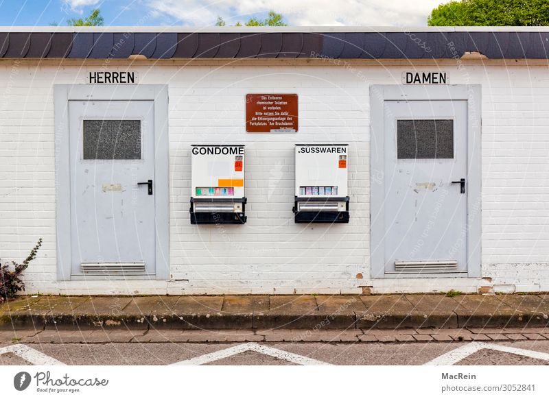 Toilettenhäuschen Süßwaren Bauwerk Gebäude skurril urinieren Automat Damentoilette Herrentoilette Kondom Rastplatz Fassade Farbfoto Außenaufnahme Menschenleer