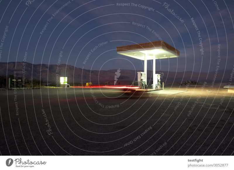 tankstelle Umwelt Natur Landschaft Nachthimmel Bauwerk Gebäude Architektur Verkehr Verkehrswege Straßenverkehr Autofahren Fahrzeug PKW leuchten Tankstelle Wüste