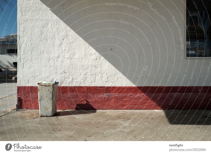 ecke Dorf Haus Bauwerk Gebäude Architektur Mauer Wand trist Müllbehälter Fass Dreieck Fassade Farbfoto Außenaufnahme Textfreiraum unten Licht Schatten