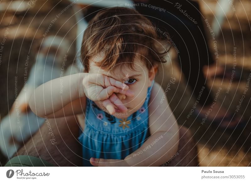 Kleines Mädchen bedeckt das Auge mit der Hand Lifestyle Mensch Kind Baby Kleinkind 1 1-3 Jahre beobachten Kommunizieren Blick Fröhlichkeit hässlich lustig