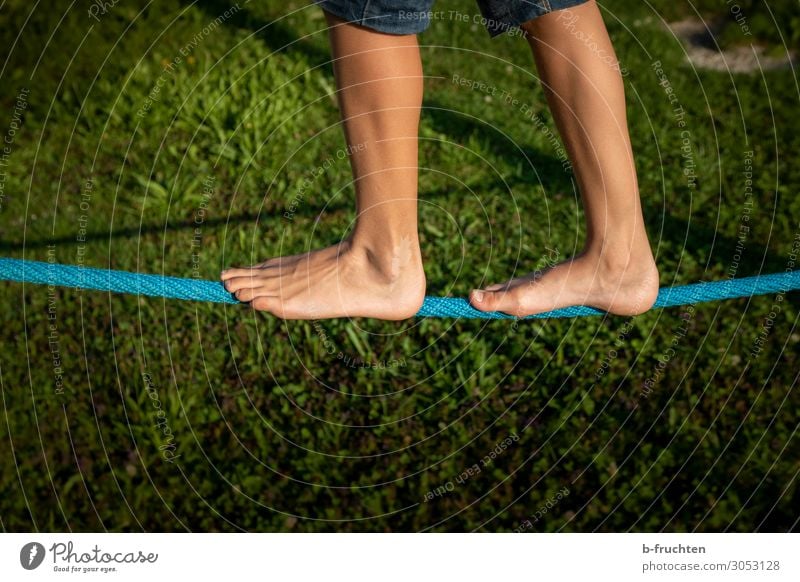 Balancieren sportlich Fitness Leben Freizeit & Hobby Sommer Sport Sport-Training Kind Beine Fuß gebrauchen berühren Bewegung gehen frei Genauigkeit Wege & Pfade