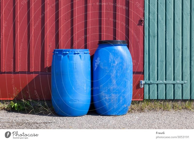 In Plastik gefangen| was immer auch drin ist... Fassade Holz Fässer Kunststoff mit Deckel und ohne Schatten Menschenleer Außenaufnahme Tag grün bunt rot blau