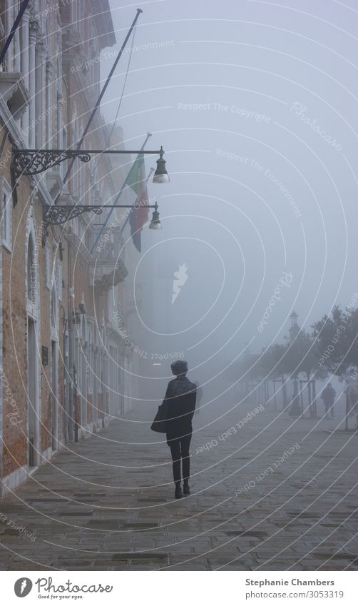 Frau beim Spaziergang durch Venedig 1 Mensch Fernweh Italien wandern Einsamkeit neblig geheimnisvoll atmosphärisch Farbfoto Außenaufnahme Tag Wegsehen