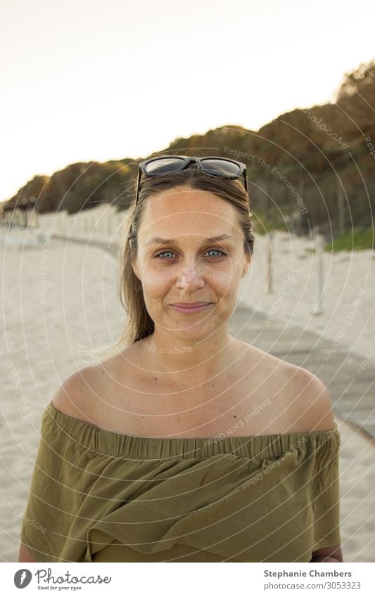 Frau am Strand feminin 1 Mensch schön hübsch goldene Stunde Sand blaue Augen Bräune Sommer Wärme Sonnenbrille Glück Farbfoto Außenaufnahme Abend Sonnenaufgang