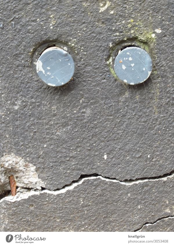 Vom Leben gezeichnet Mauer Wand Blick dreckig kaputt Stadt grau Gefühle Senior Verfall Zeit Gesichtsausdruck verfallen Farbfoto Außenaufnahme Textfreiraum unten