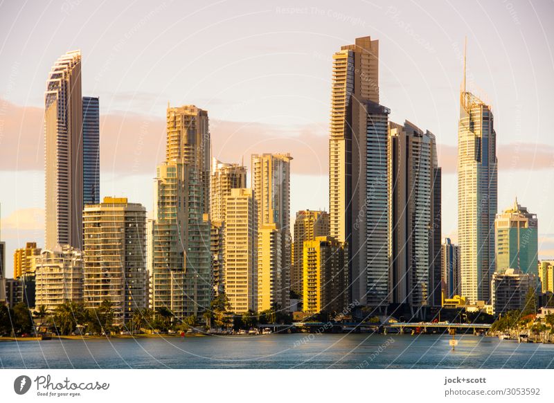 Gold Coast Ferne Himmel Wolken Schönes Wetter Pazifik Queensland Architektur Skyline Hochhaus Fassade modern Stadt Wärme gelb Stimmung Stil Umwelt Reichtum