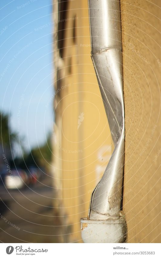 Des Fallrohres Schlankheitswahn Regenrohr Aluminium Zink Knick Beule Regenrinne Magersucht kaputt Hauswand