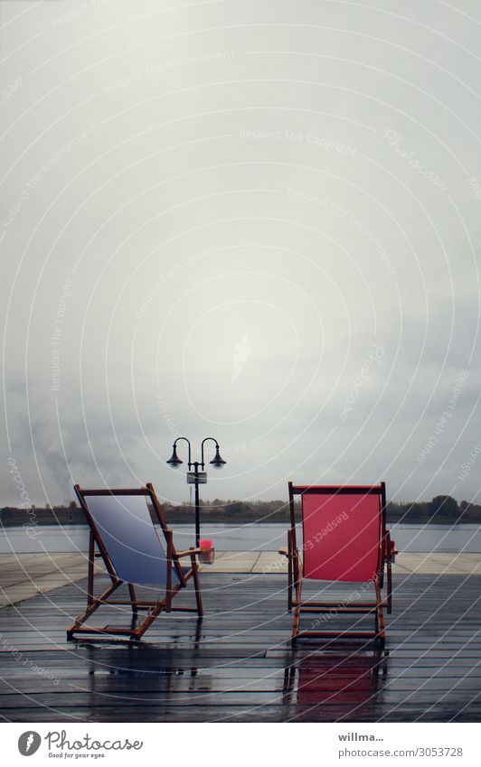 Traumurlaub zu zweit Liegestuhl 2 schlechtes Wetter Regen Menschenleer Seeufer Erholung Ostsee Farbfoto Außenaufnahme Textfreiraum oben Rostock