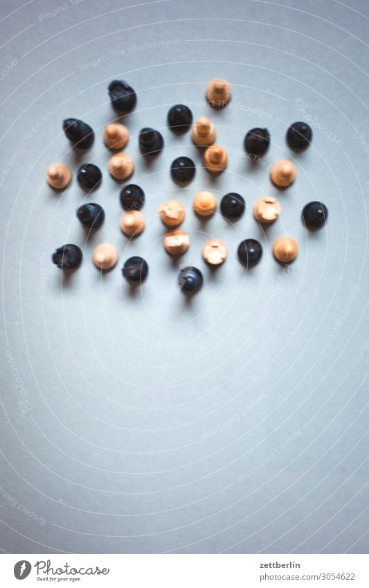 Schachfiguren aus der Vogelperspektive Menschenmenge Anordnung Brettspiel chaotisch durcheinander Freiheit Licht Regel regelwidrig Anomalie Schatten Spielen