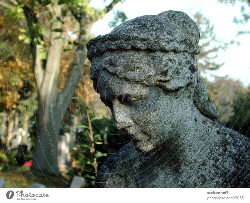 pragfriedhof Friedhof Frau Porträt Denkmal grau Herbst Stuttgart historisch Stein