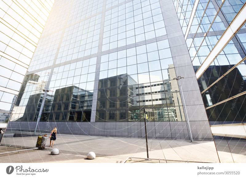 spiegelgasse Lifestyle elegant Mensch feminin 1 Stadt Hochhaus Bankgebäude Bauwerk Gebäude Architektur Mauer Wand Stein Glas kalt Reflexion & Spiegelung