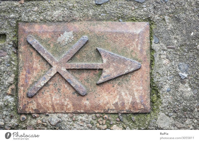 Kennzeichnung an einem Rangierbahnhof. Pfeil Kreuz Markierung Wegweiser Eisen Stahl Stein Beton Technik Gewicht Industrie Industrieanlage Schifffahrt Rost