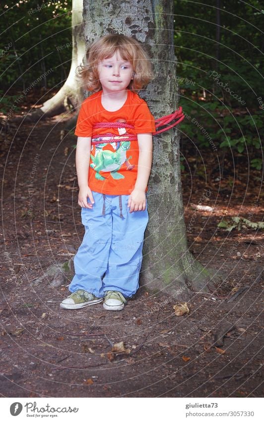 Kindheitserinnerung, Kinderspiel, kleiner Junge als Gefangener am Marterpfahl... Spielen 1 Mensch 3-8 Jahre Sommer Park Wald T-Shirt Hose langhaarig Locken