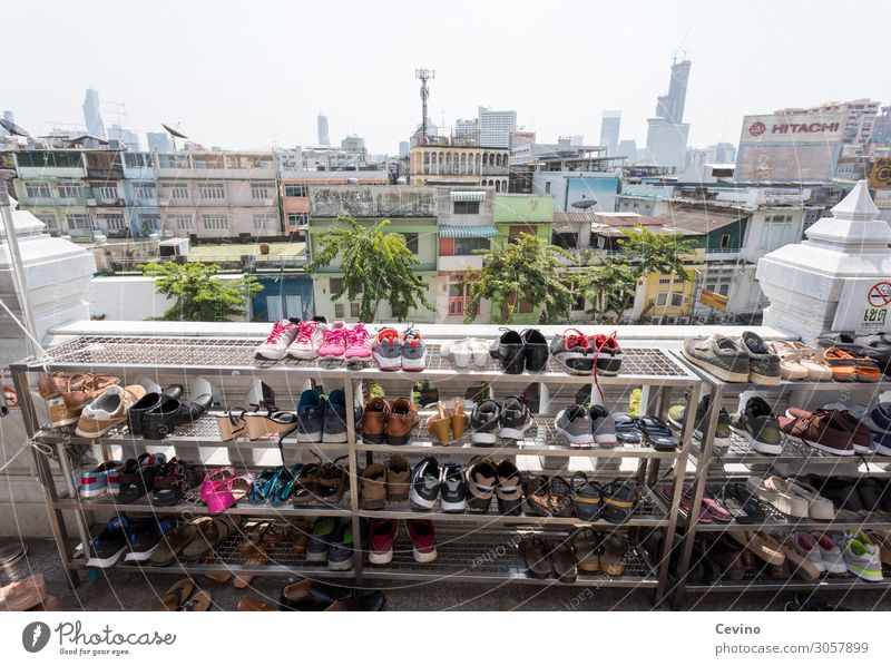 Schuhe vor Tempel Schuhablage Bangkok Thailand Gebet beten Skyline Religion & Glaube Buddha Buddhismus buddhistisch asiatisch Außenaufnahme Stadt Stadtzentrum